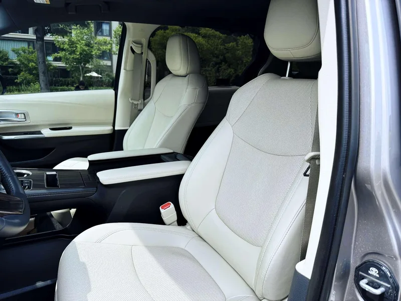Toyota Sienna 2024 Double moteur 2.5L Version distinguée à quatre roues motrices intérieur photo 11 Toyota Sienna 2024 Double moteur 2.5L Version distinguée à quatre roues motrices intérieur photo 11