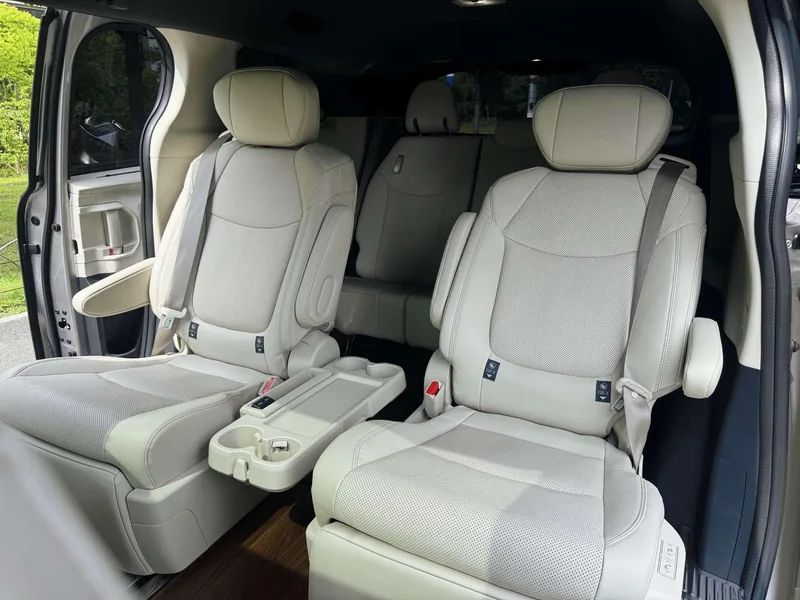 Toyota Sienna 2024 Double moteur 2.5L Version distinguée à quatre roues motrices intérieur photo 12 Toyota Sienna 2024 Double moteur 2.5L Version distinguée à quatre roues motrices intérieur photo 12