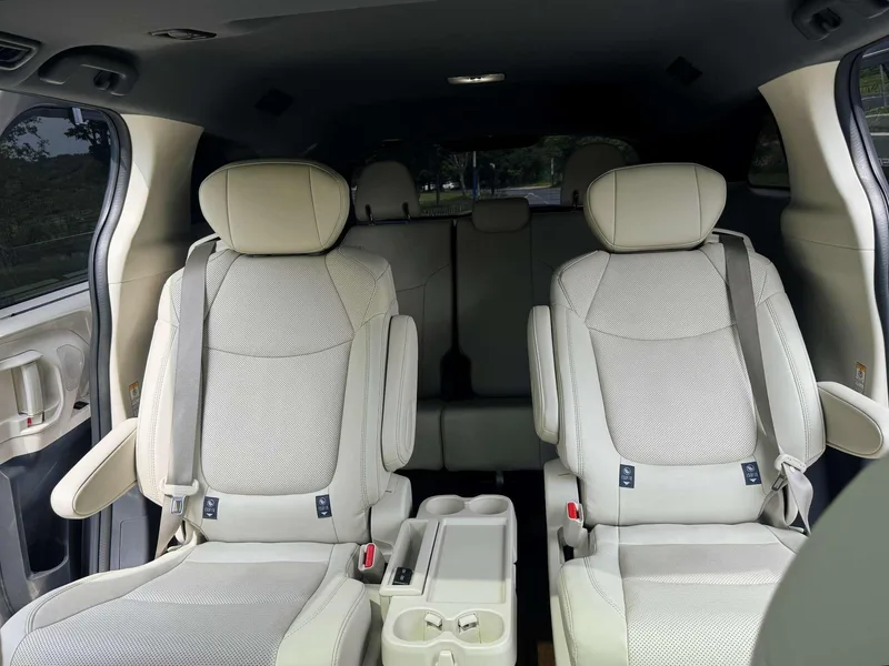 Toyota Sienna 2024 Double moteur 2.5L Version distinguée à quatre roues motrices intérieur photo 13 Toyota Sienna 2024 Double moteur 2.5L Version distinguée à quatre roues motrices intérieur photo 13