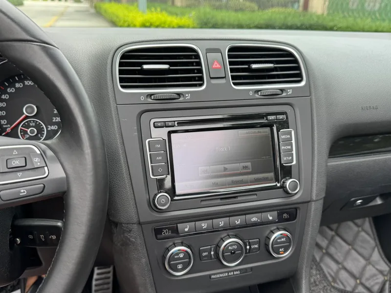 Volkswagen Golf 2012 1.4TSI Deluxe Convertible Edition interior photo 11 Volkswagen Golf 2012 1.4TSI Deluxe Convertible Edition interior photo 11