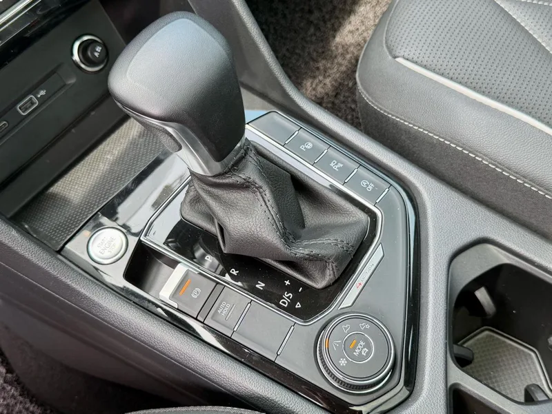 Volkswagen Tiguan L 2022 380TSI Automatic four-wheel drive R-Line Enjoy more version 7 seat interior photo 13 Volkswagen Tiguan L 2022 380TSI Automatic four-wheel drive R-Line Enjoy more version 7 seat interior photo 13