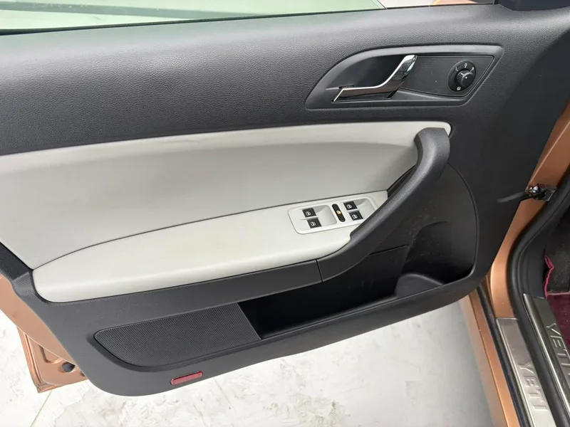 Skoda Yeti 2016 1.4TSI DSG Line Creation Edition interior photo 14 Skoda Yeti 2016 1.4TSI DSG Line Creation Edition interior photo 14