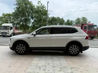 Volkswagen Tiguan L 2017 330TSI Automatic Two-Drive Deluxe Edition exterior photo 4 Volkswagen Tiguan L 2017 330TSI Automatic Two-Drive Deluxe Edition exterior photo 4