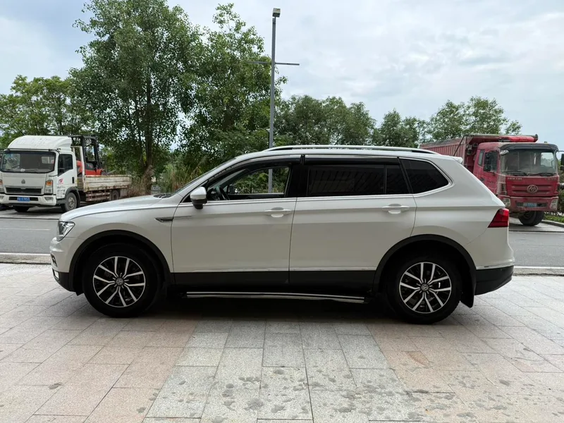 Volkswagen Tiguan L 2017 330TSI Automatic Two-Drive Deluxe Edition exterior photo 4 Volkswagen Tiguan L 2017 330TSI Automatic Two-Drive Deluxe Edition exterior photo 4