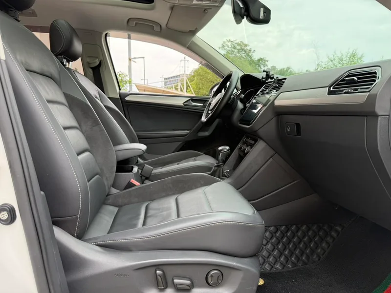 Volkswagen Tiguan L 2017 330TSI Automatic Two-Drive Deluxe Edition interior photo 11 Volkswagen Tiguan L 2017 330TSI Automatic Two-Drive Deluxe Edition interior photo 11