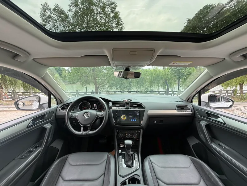 Volkswagen Tiguan L 2017 330TSI Automatic Two-Drive Deluxe Edition interior photo 12 Volkswagen Tiguan L 2017 330TSI Automatic Two-Drive Deluxe Edition interior photo 12