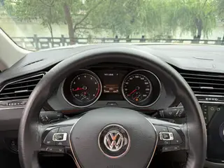 Volkswagen Tiguan L 2017 330TSI Automatic Two-Drive Deluxe Edition interior photo 13 Volkswagen Tiguan L 2017 330TSI Automatic Two-Drive Deluxe Edition interior photo 13