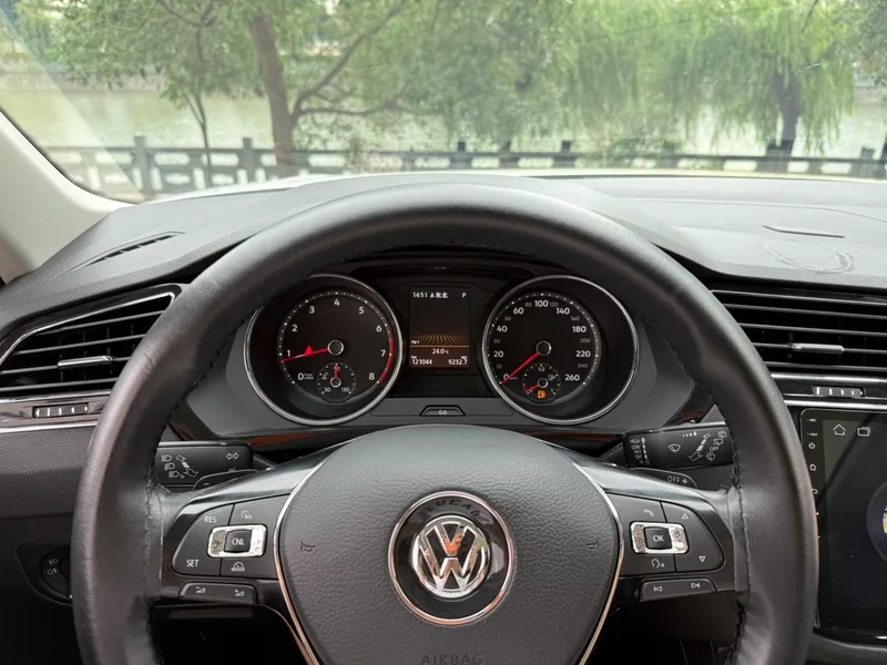 Volkswagen Tiguan L 2017 330TSI Automatic Two-Drive Deluxe Edition interior photo 13 Volkswagen Tiguan L 2017 330TSI Automatic Two-Drive Deluxe Edition interior photo 13