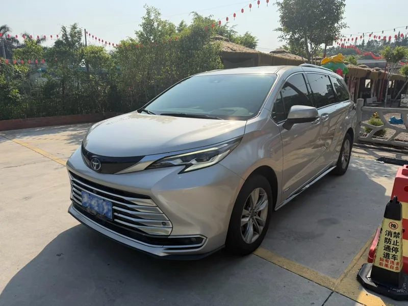 Toyota Sienna 2021 2.5L Hybrid Platinum Edition exterior photo 1 Toyota Sienna 2021 2.5L Hybrid Platinum Edition exterior photo 1