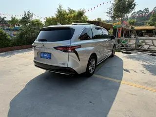 Toyota Sienna 2021 2.5L Hybrid Platinum Edition exterior photo 4 Toyota Sienna 2021 2.5L Hybrid Platinum Edition exterior photo 4