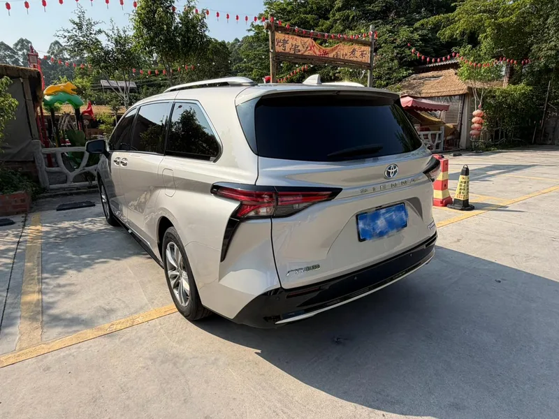 Toyota Sienna 2021 2.5L Hybrid Platinum Edition exterior photo 5 Toyota Sienna 2021 2.5L Hybrid Platinum Edition exterior photo 5