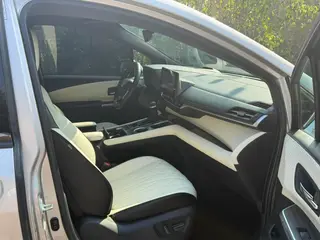 Toyota Sienna 2021 2.5L Hybrid Platinum Edition interior photo 7 Toyota Sienna 2021 2.5L Hybrid Platinum Edition interior photo 7