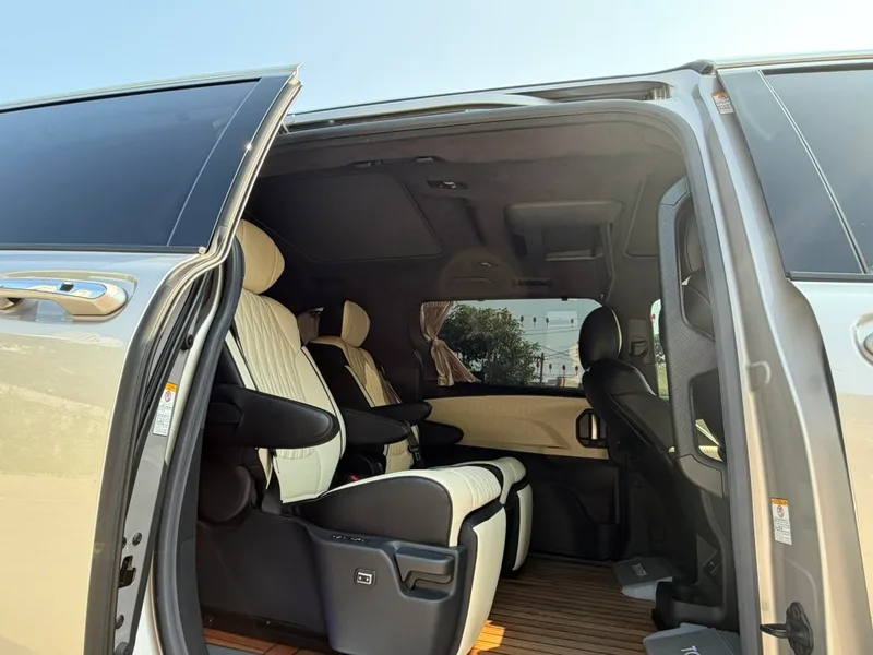 Toyota Sienna 2021 2.5L Hybrid Platinum Edition interior photo 8 Toyota Sienna 2021 2.5L Hybrid Platinum Edition interior photo 8
