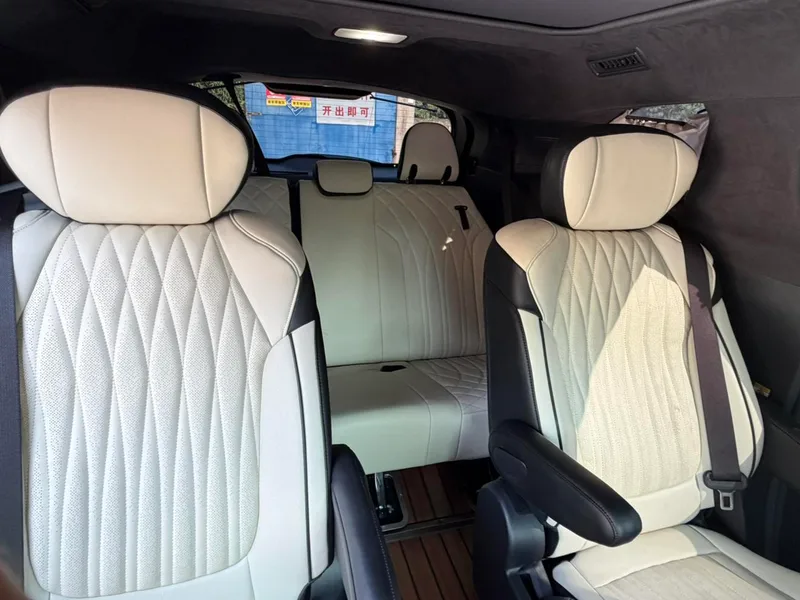 Toyota Sienna 2021 2.5L Hybrid Platinum Edition interior photo 10 Toyota Sienna 2021 2.5L Hybrid Platinum Edition interior photo 10