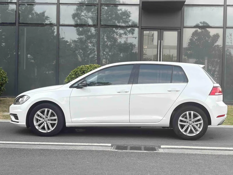 Volkswagen Golf 2018 1.6L Automatic Comfort Type exterior photo 3 Volkswagen Golf 2018 1.6L Automatic Comfort Type exterior photo 3