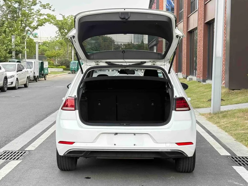 Volkswagen Golf 2018 1.6L Automatic Comfort Type interior photo 9 Volkswagen Golf 2018 1.6L Automatic Comfort Type interior photo 9