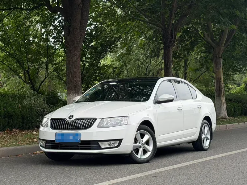 Skoda Octavia 2015 1.6L Automatic Escape Edition exterior photo 1 Skoda Octavia 2015 1.6L Automatic Escape Edition exterior photo 1