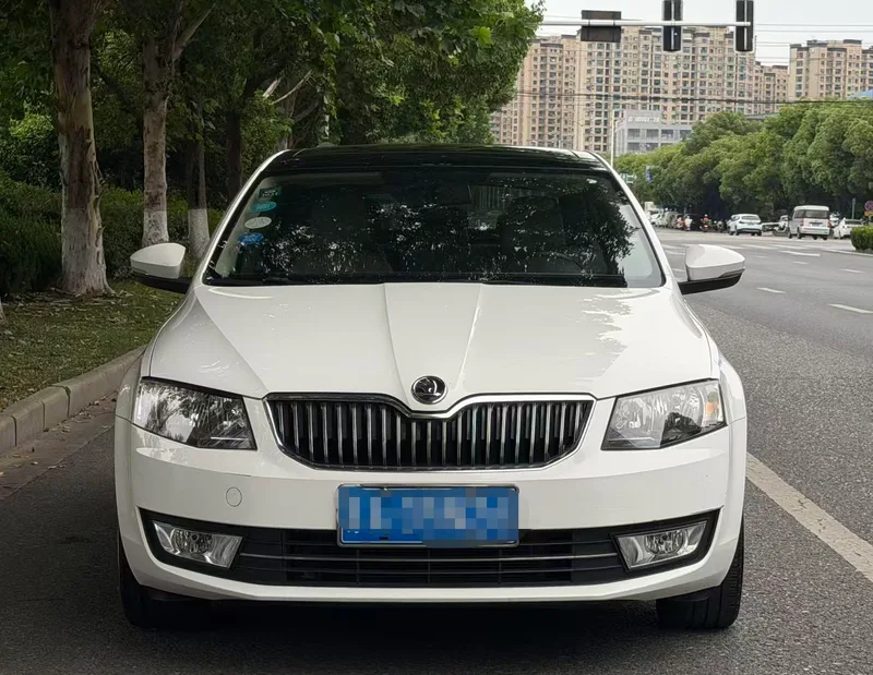 Skoda Octavia 2015 1.6L Automatic Escape Edition exterior photo 2 Skoda Octavia 2015 1.6L Automatic Escape Edition exterior photo 2