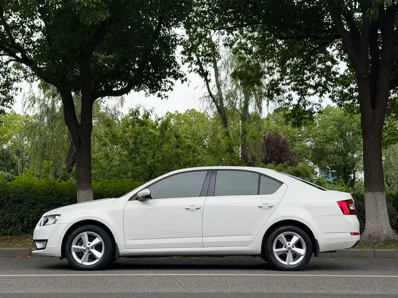 Skoda Octavia 2015 1.6L Automatic Escape Edition exterior photo 3 Skoda Octavia 2015 1.6L Automatic Escape Edition exterior photo 3