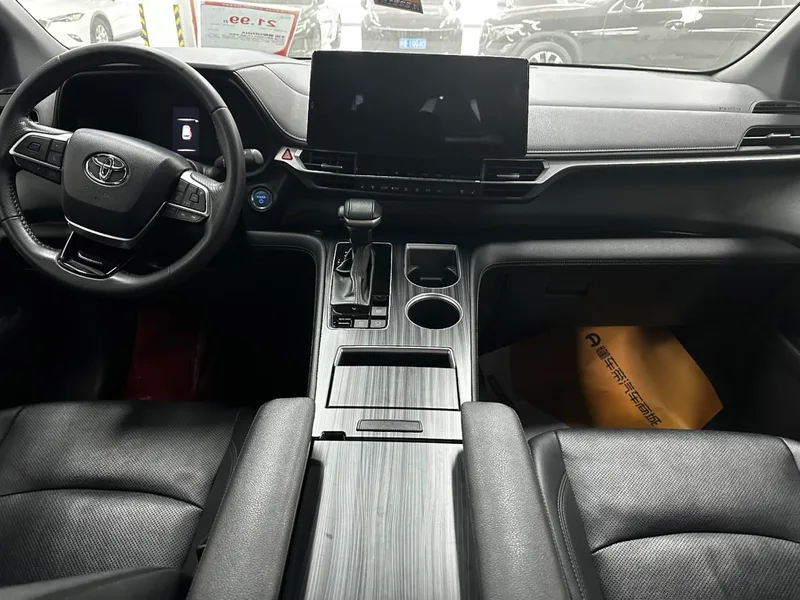 Toyota Sienna 2021 2.5L Hybrid Ultimate Edition interior photo 10 Toyota Sienna 2021 2.5L Hybrid Ultimate Edition interior photo 10