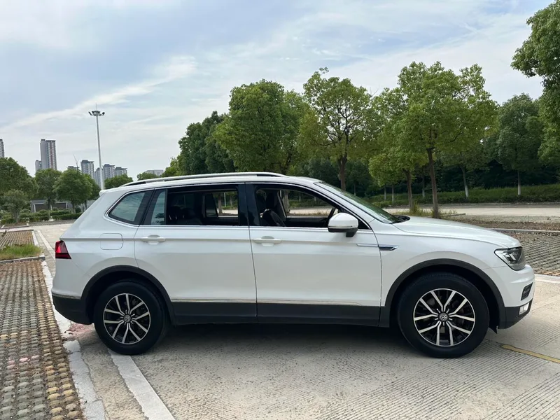 Volkswagen Tiguan L 2018 Restyling 330TSI Automatic Two-Drive Deluxe Edition exterior photo 4 Volkswagen Tiguan L 2018 Restyling 330TSI Automatic Two-Drive Deluxe Edition exterior photo 4