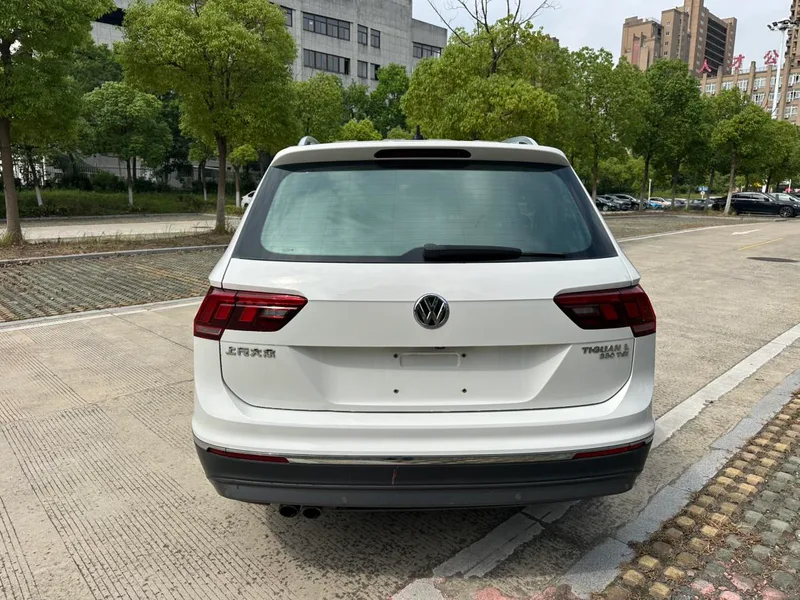 Volkswagen Tiguan L 2018 Restyling 330TSI Automatic Two-Drive Deluxe Edition exterior photo 7 Volkswagen Tiguan L 2018 Restyling 330TSI Automatic Two-Drive Deluxe Edition exterior photo 7
