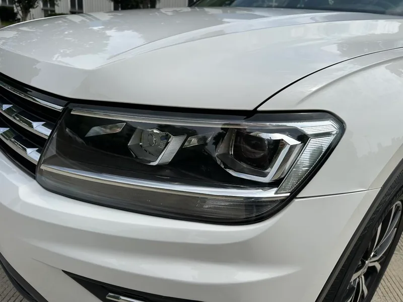 Volkswagen Tiguan L 2018 Restyling 330TSI Automatic Two-Drive Deluxe Edition interior photo 11 Volkswagen Tiguan L 2018 Restyling 330TSI Automatic Two-Drive Deluxe Edition interior photo 11