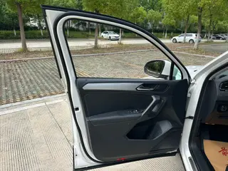 Volkswagen Tiguan L 2018 Restyling 330TSI Automatic Two-Drive Deluxe Edition interior photo 12 Volkswagen Tiguan L 2018 Restyling 330TSI Automatic Two-Drive Deluxe Edition interior photo 12