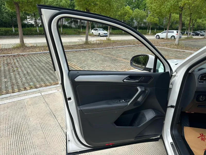 Volkswagen Tiguan L 2018 Restyling 330TSI Automatic Two-Drive Deluxe Edition interior photo 12 Volkswagen Tiguan L 2018 Restyling 330TSI Automatic Two-Drive Deluxe Edition interior photo 12