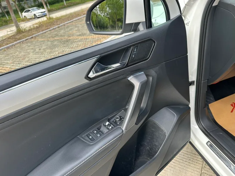 Volkswagen Tiguan L 2018 Restyling 330TSI Automatic Two-Drive Deluxe Edition interior photo 15 Volkswagen Tiguan L 2018 Restyling 330TSI Automatic Two-Drive Deluxe Edition interior photo 15