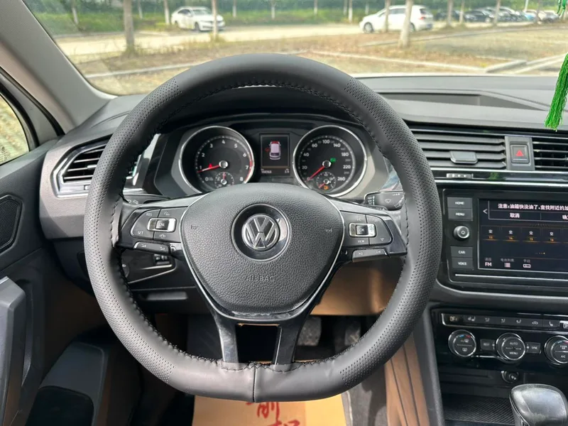 Volkswagen Tiguan L 2018 Restyling 330TSI Automatic Two-Drive Deluxe Edition interior photo 20 Volkswagen Tiguan L 2018 Restyling 330TSI Automatic Two-Drive Deluxe Edition interior photo 20