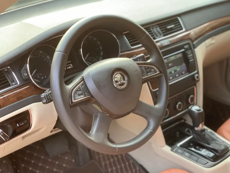 Skoda Superb 2013 1.8TSI Version officielle du nom automatique intérieur photo 13 Skoda Superb 2013 1.8TSI Version officielle du nom automatique intérieur photo 13