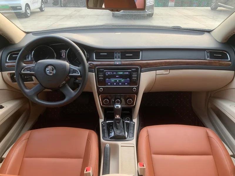 Skoda Superb 2013 1.8TSI Version officielle du nom automatique intérieur photo 14 Skoda Superb 2013 1.8TSI Version officielle du nom automatique intérieur photo 14
