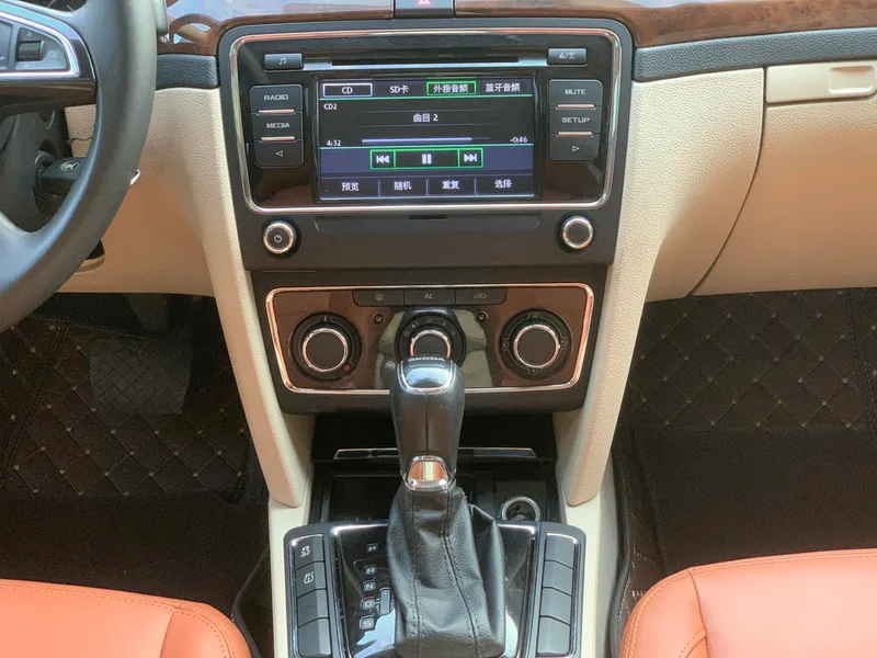 Skoda Superb 2013 1.8TSI Version officielle du nom automatique intérieur photo 18 Skoda Superb 2013 1.8TSI Version officielle du nom automatique intérieur photo 18