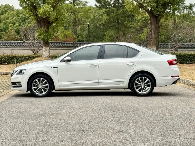 Skoda Octavia 2020 TSI230 DSG Zhixing Deluxe Edition exterior photo 4 Skoda Octavia 2020 TSI230 DSG Zhixing Deluxe Edition exterior photo 4