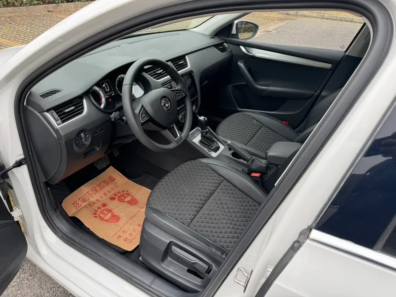 Skoda Octavia 2020 TSI230 DSG Zhixing Deluxe Edition interior photo 11 Skoda Octavia 2020 TSI230 DSG Zhixing Deluxe Edition interior photo 11