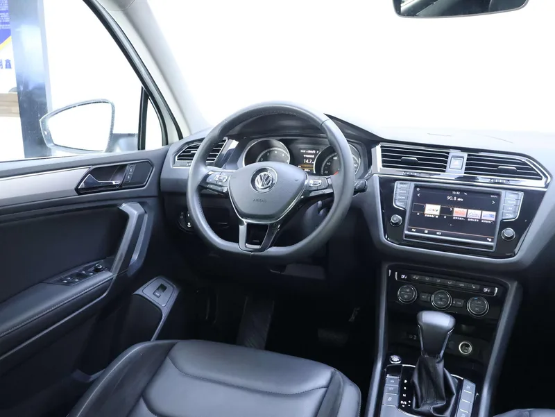 Volkswagen Tiguan L 2018 380TSI Édition de luxe à quatre roues motrices automatique intérieur photo 15 Volkswagen Tiguan L 2018 380TSI Édition de luxe à quatre roues motrices automatique intérieur photo 15