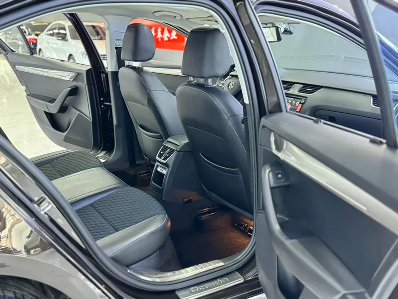 Skoda Octavia 2018 TSI280 DSG Luxury Edition interior photo 12 Skoda Octavia 2018 TSI280 DSG Luxury Edition interior photo 12