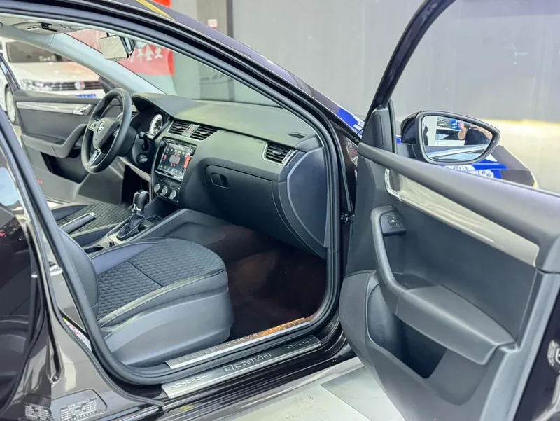 Skoda Octavia 2018 TSI280 DSG Luxury Edition interior photo 13 Skoda Octavia 2018 TSI280 DSG Luxury Edition interior photo 13