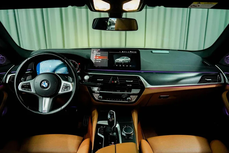 BMW 5 Series 2022 Mise à jour 530i M Ensemble de sport extérieur photo 4 BMW 5 Series 2022 Mise à jour 530i M Ensemble de sport extérieur photo 4