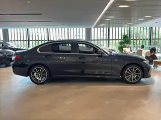 BMW 3 Series 2025 325Li M Ensemble de sport extérieur photo 5 BMW 3 Series 2025 325Li M Ensemble de sport extérieur photo 5