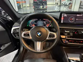 BMW 5 Series 2022 525i M Ensemble de sport intérieur photo 7 BMW 5 Series 2022 525i M Ensemble de sport intérieur photo 7