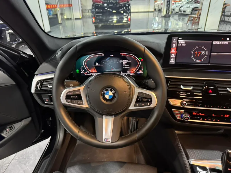 BMW 5 Series 2022 525i M Ensemble de sport intérieur photo 7 BMW 5 Series 2022 525i M Ensemble de sport intérieur photo 7
