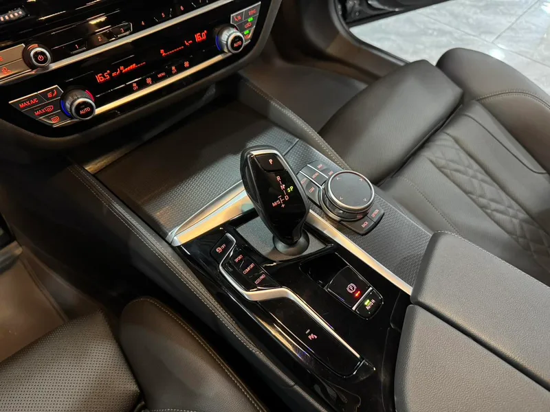 BMW 5 Series 2022 525i M Ensemble de sport intérieur photo 8 BMW 5 Series 2022 525i M Ensemble de sport intérieur photo 8
