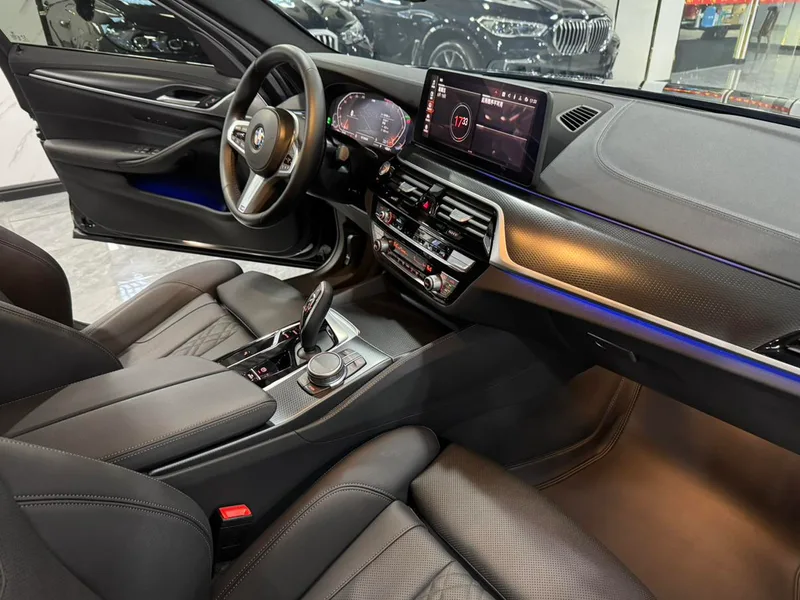 BMW 5 Series 2022 525i M Ensemble de sport intérieur photo 9 BMW 5 Series 2022 525i M Ensemble de sport intérieur photo 9