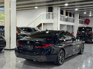 BMW 5 Series 2022 525i M Ensemble de sport intérieur photo 10 BMW 5 Series 2022 525i M Ensemble de sport intérieur photo 10