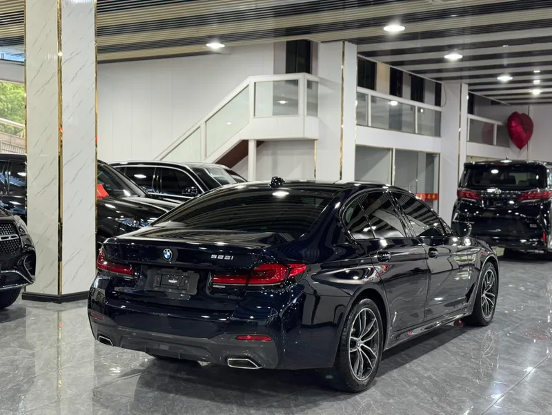 BMW 5 Series 2022 525i M Ensemble de sport intérieur photo 10 BMW 5 Series 2022 525i M Ensemble de sport intérieur photo 10