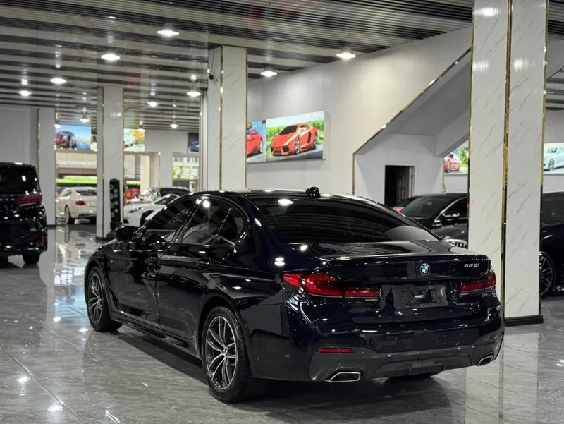 BMW 5 Series 2022 525i M Ensemble de sport intérieur photo 12 BMW 5 Series 2022 525i M Ensemble de sport intérieur photo 12