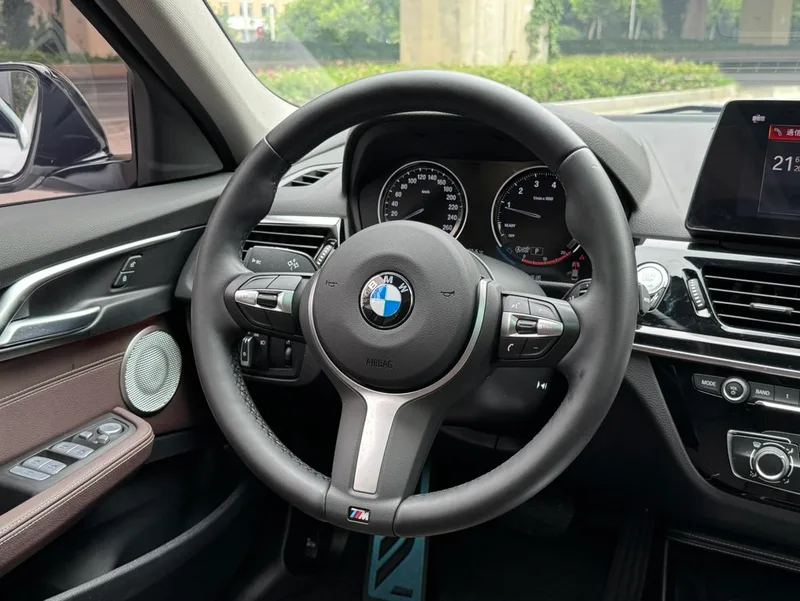 BMW 1 Series 2023 125i M Édition de nuit sportive Yao intérieur photo 8 BMW 1 Series 2023 125i M Édition de nuit sportive Yao intérieur photo 8