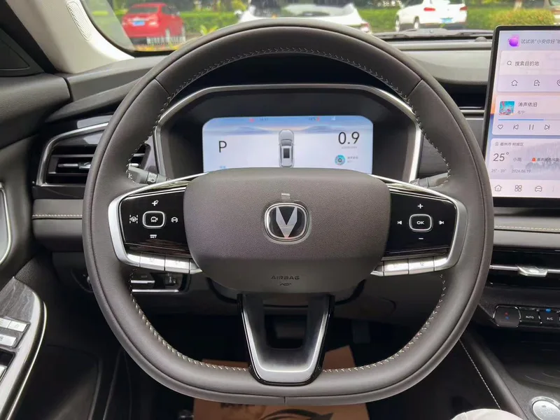 Changan CS75 2026 PRO 1.5T DCT Tipo de lujo 7 Asiento interior foto 13 Changan CS75 2026 PRO 1.5T DCT Tipo de lujo 7 Asiento interior foto 13